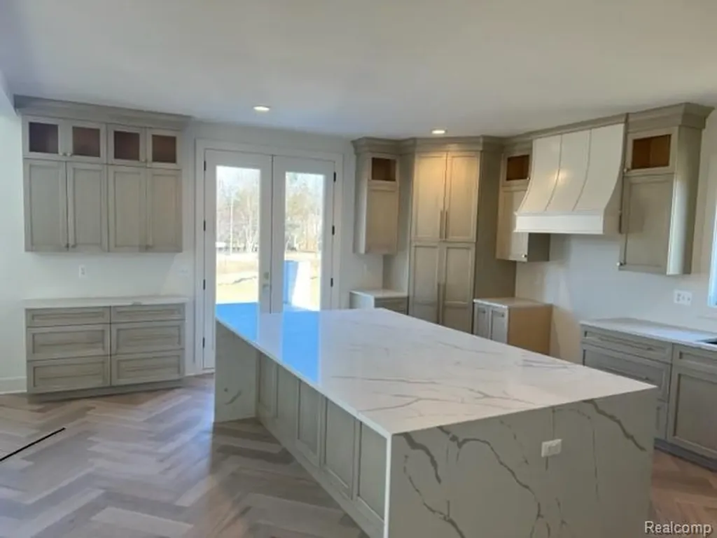 01 Bur Oak Lane Oakland Charter Township MI 48363