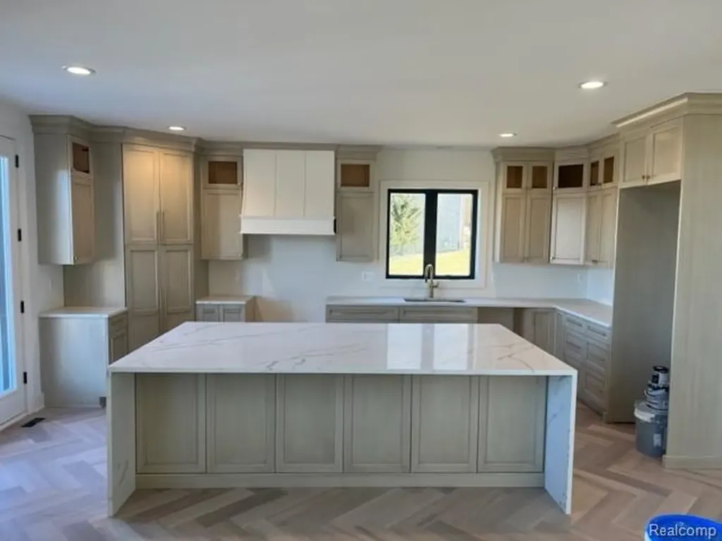01 Bur Oak Lane Oakland Charter Township MI 48363