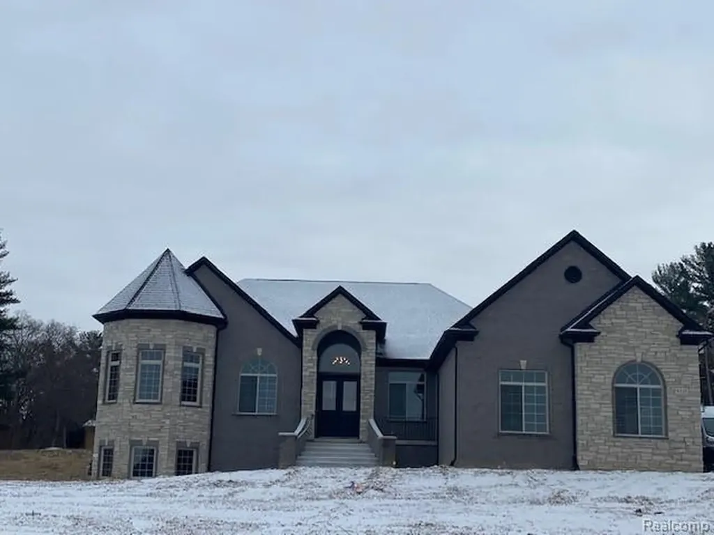 02 Bur Oak Lane Oakland Charter Township MI 48363