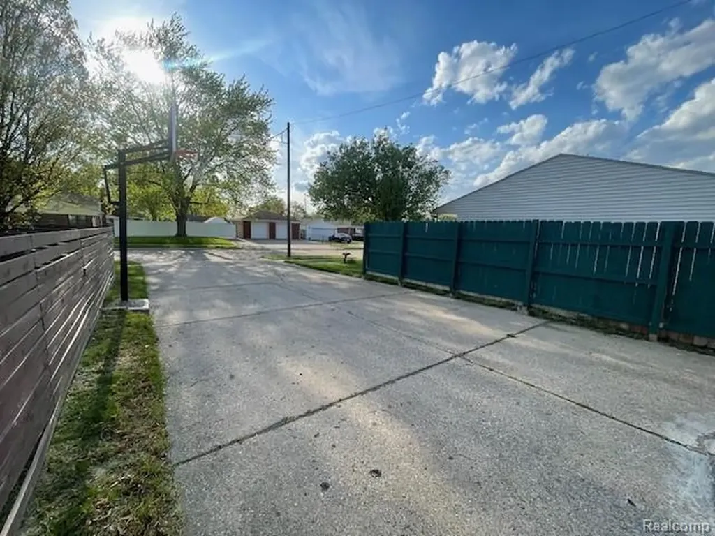 13209 E 13 Mile Road Warren City MI 48088