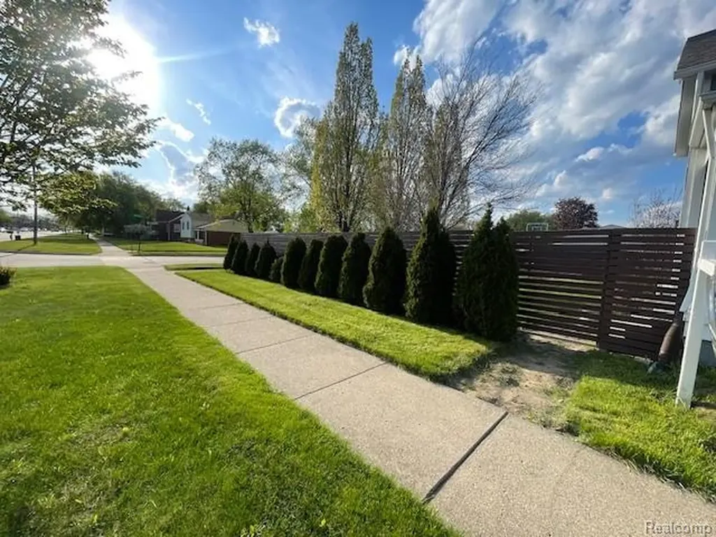 13209 E 13 Mile Road Warren City MI 48088