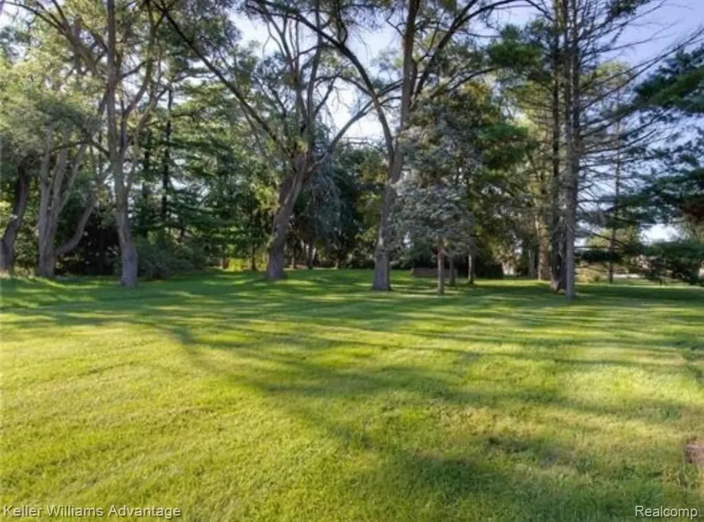 34037 W 9 Mile Road Farmington Hills City MI 48335