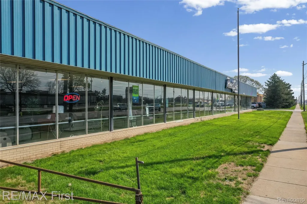 8655 E 8 Mile Road Warren City MI 48089