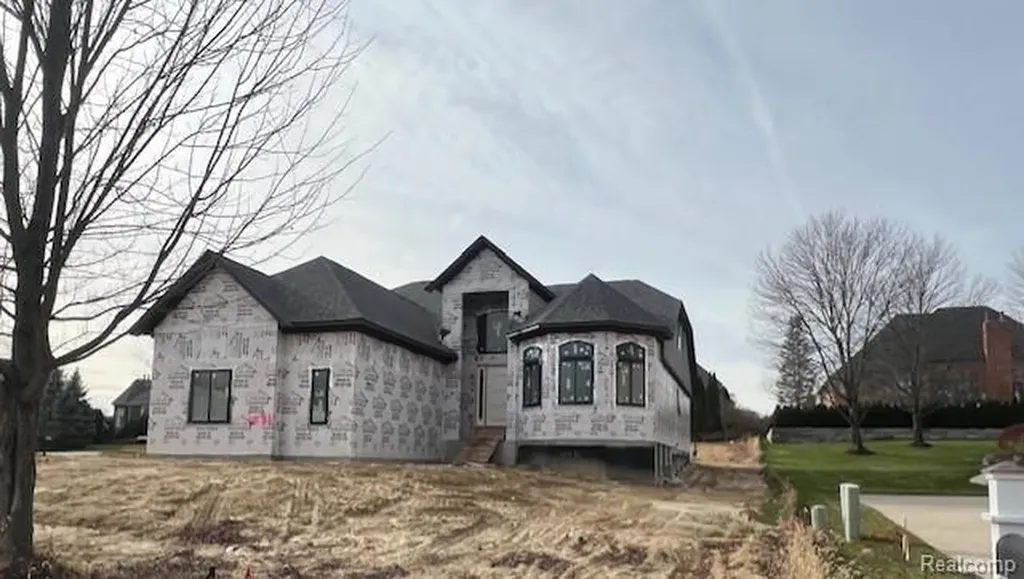 001 Fieldcrest Rochester Hills City MI 48307