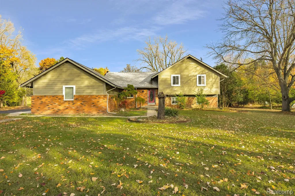5731 Farmington Road West Bloomfield Charter Township MI 48322