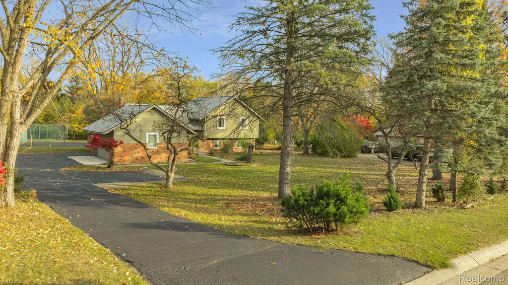 5731 Farmington Road West Bloomfield Charter Township MI 48322