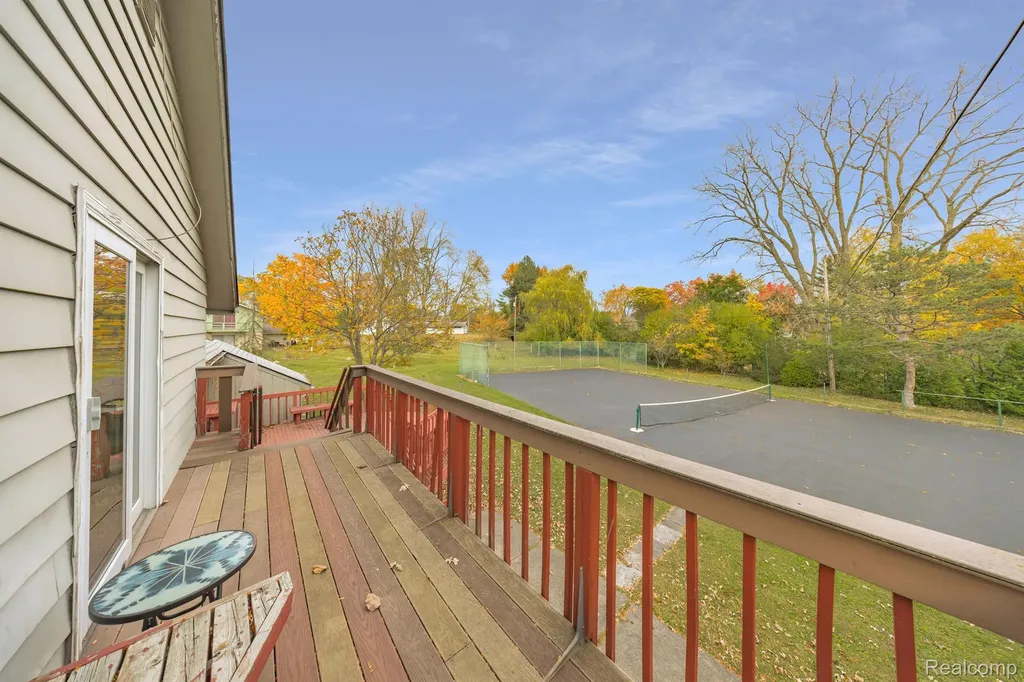 5731 Farmington Road West Bloomfield Charter Township MI 48322