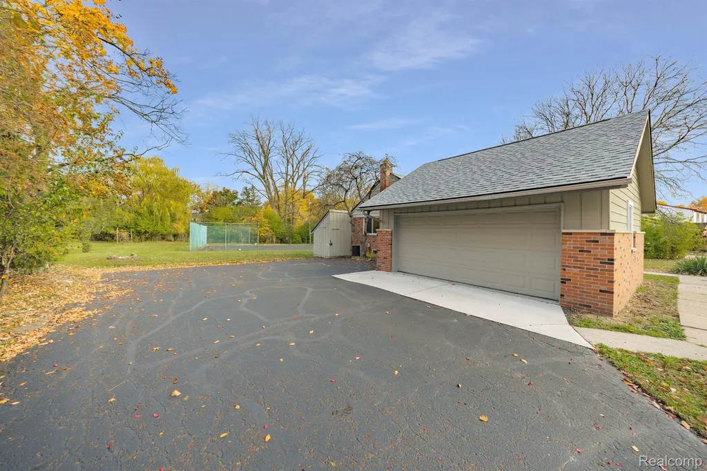 5731 Farmington Road West Bloomfield Charter Township MI 48322
