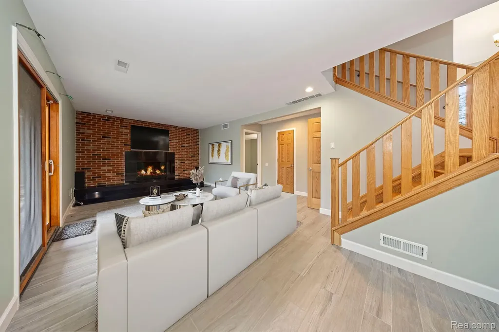 5731 Farmington Road West Bloomfield Charter Township MI 48322
