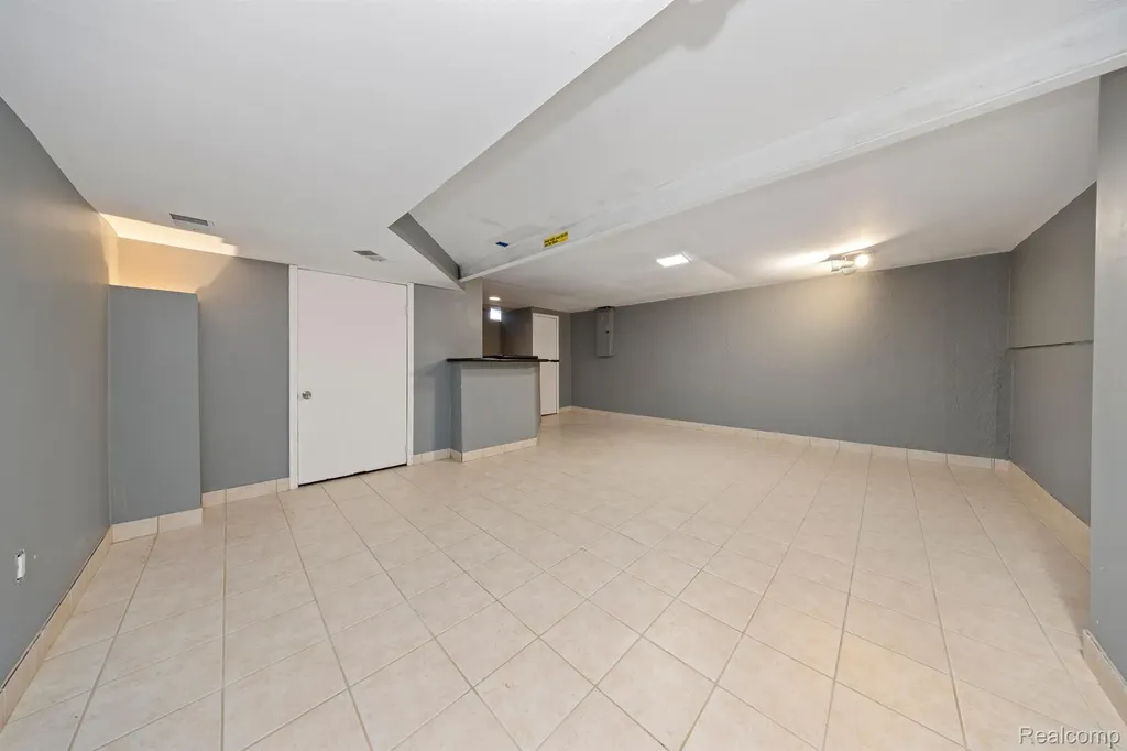 5731 Farmington Road West Bloomfield Charter Township MI 48322