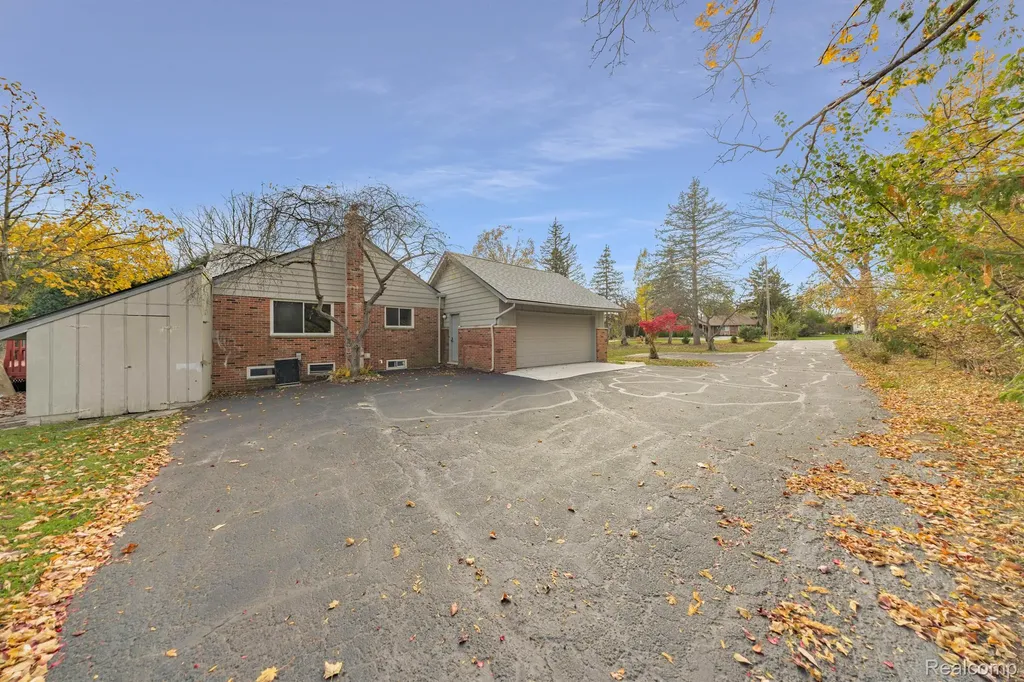 5731 Farmington Road West Bloomfield Charter Township MI 48322