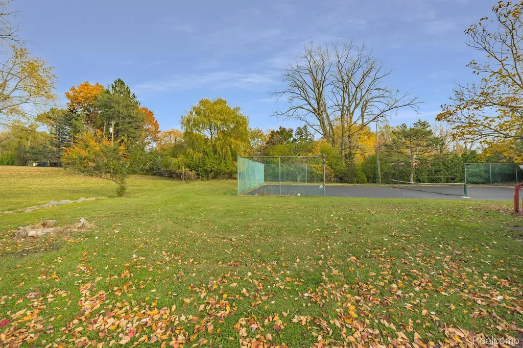 5731 Farmington Road West Bloomfield Charter Township MI 48322