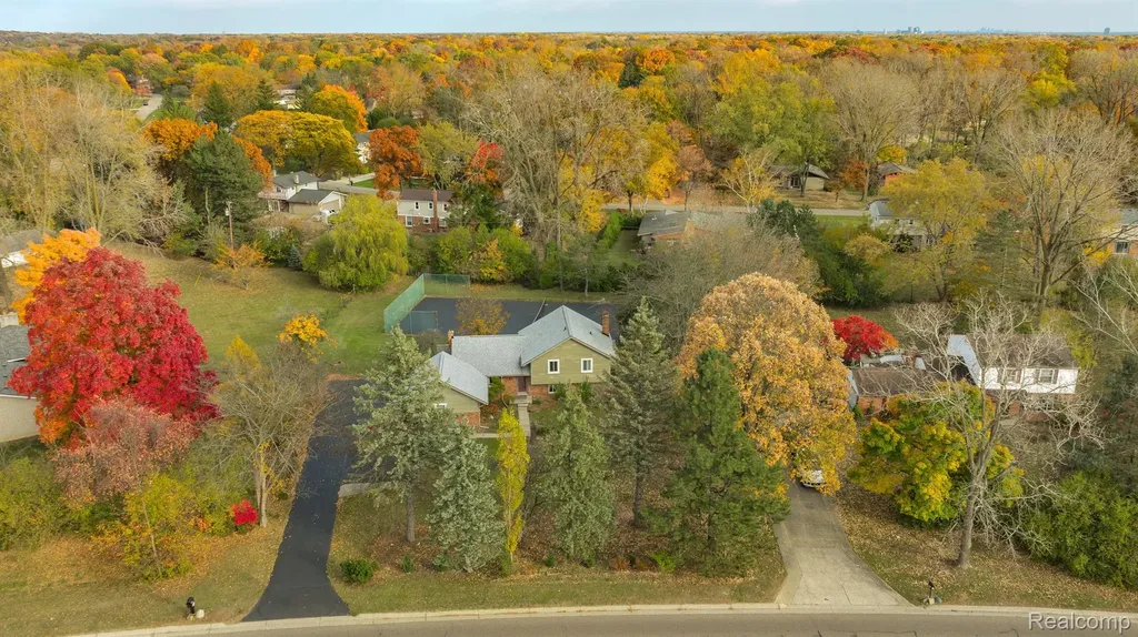 5731 Farmington Road West Bloomfield Charter Township MI 48322