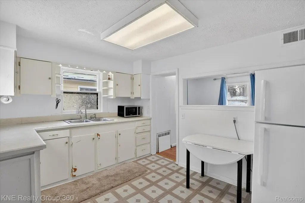 4928 Hughes Road Lansing City MI 48910