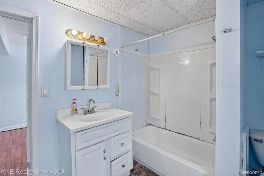 4928 Hughes Road Lansing City MI 48910