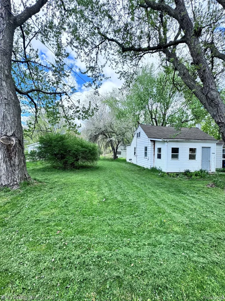 4928 Hughes Road Lansing City MI 48910