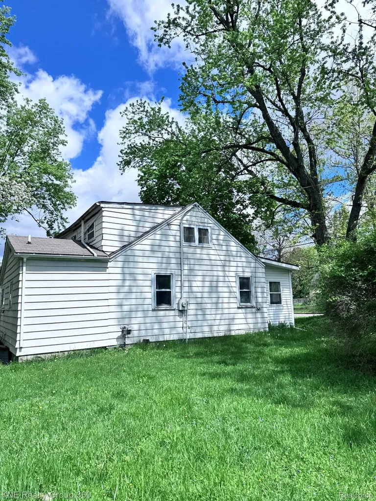 4928 Hughes Road Lansing City MI 48910