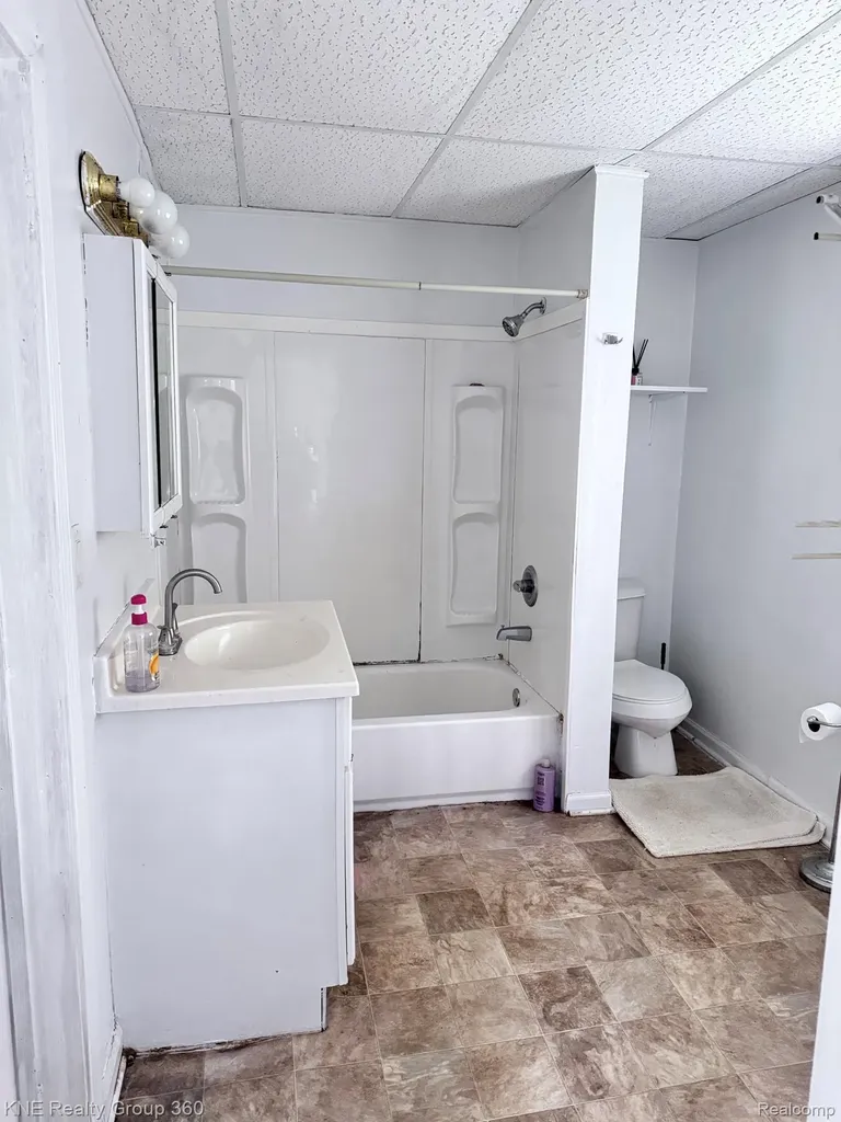 4928 Hughes Road Lansing City MI 48910