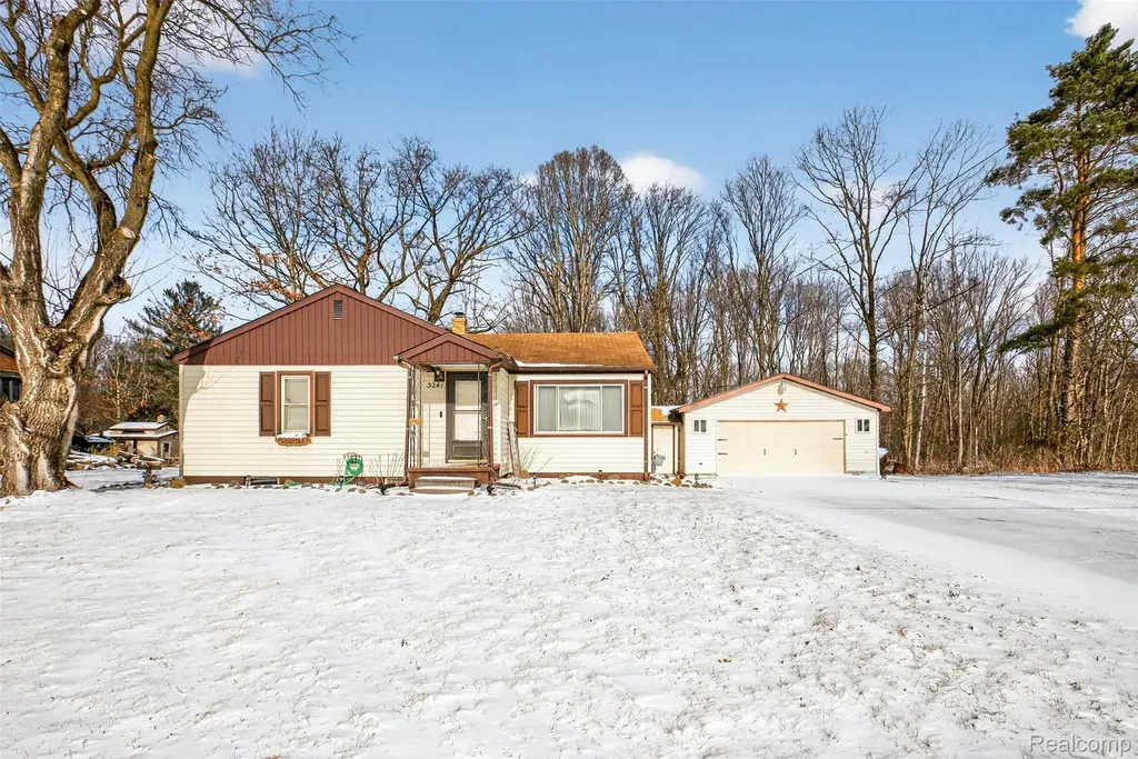 3241 Curtis Road Bridgeport Charter Township MI 48415