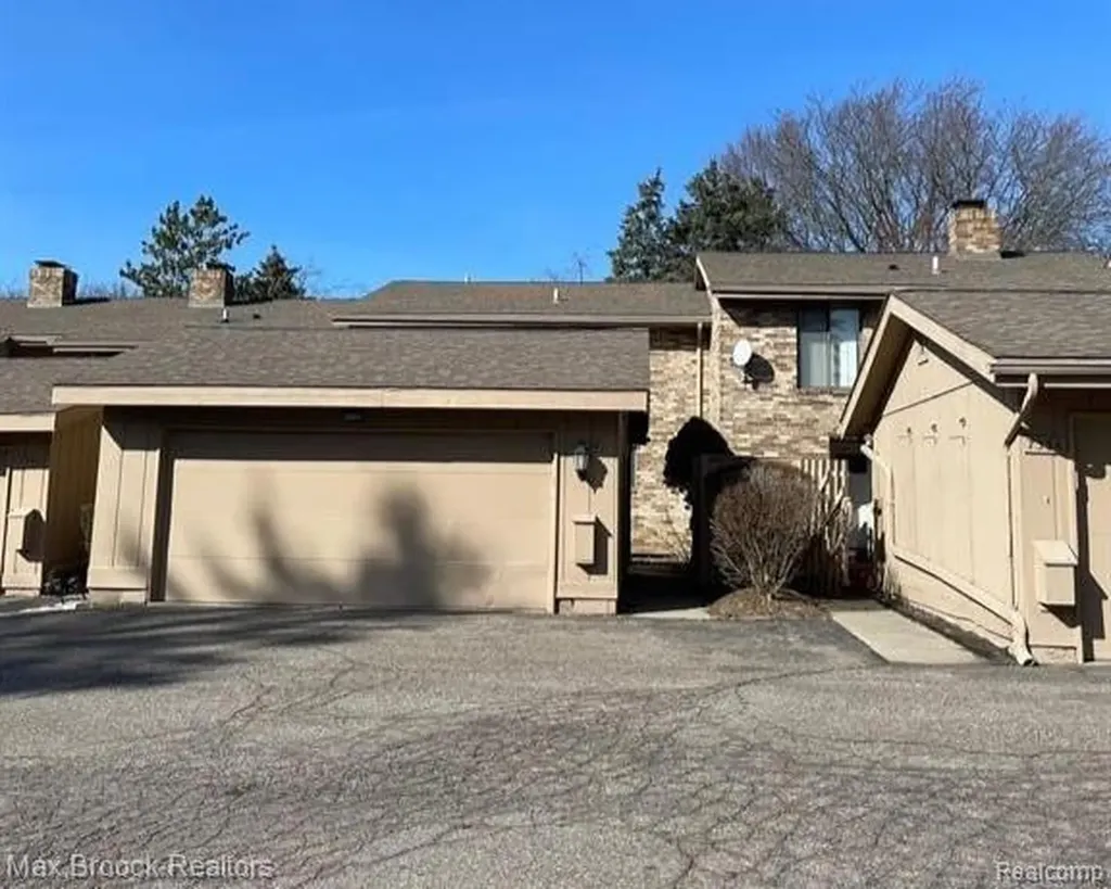 7338 Creek View Court West Bloomfield Charter Township MI 48322