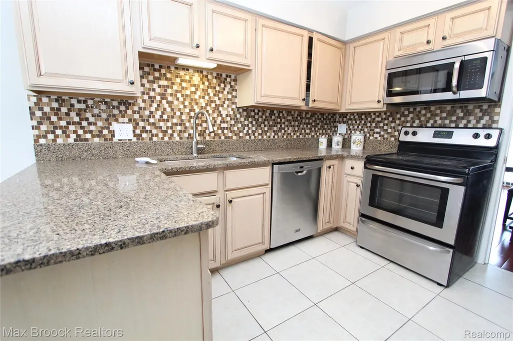 7338 Creek View Court West Bloomfield Charter Township MI 48322