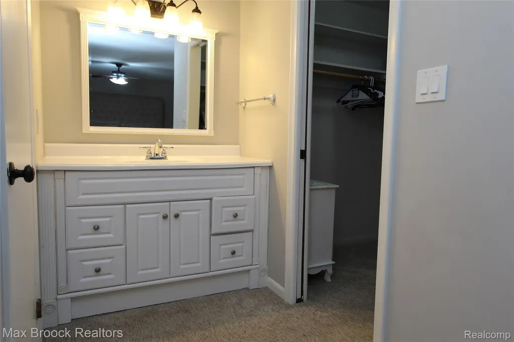 7338 Creek View Court West Bloomfield Charter Township MI 48322