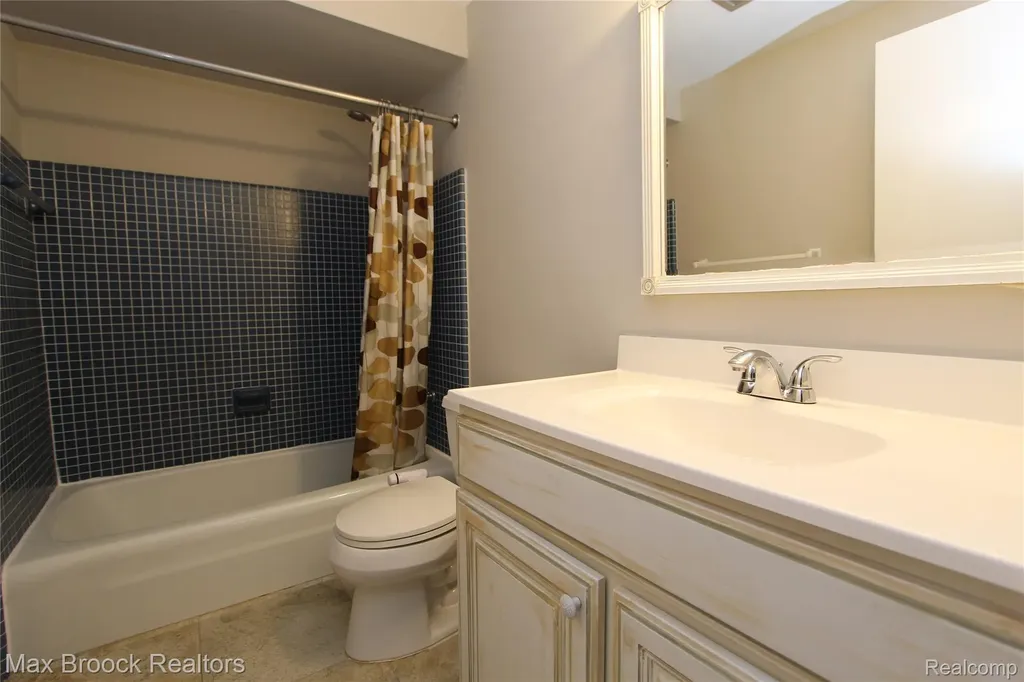 7338 Creek View Court West Bloomfield Charter Township MI 48322