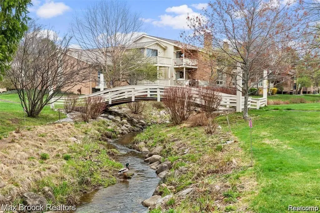 7338 Creek View Court West Bloomfield Charter Township MI 48322