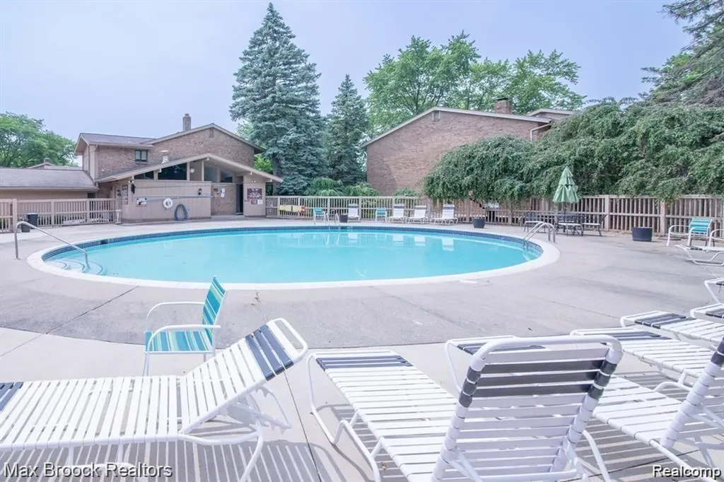 7338 Creek View Court West Bloomfield Charter Township MI 48322