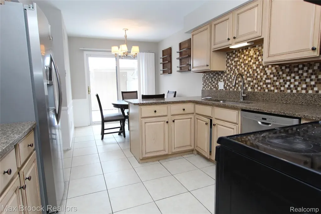 7338 Creek View Court West Bloomfield Charter Township MI 48322