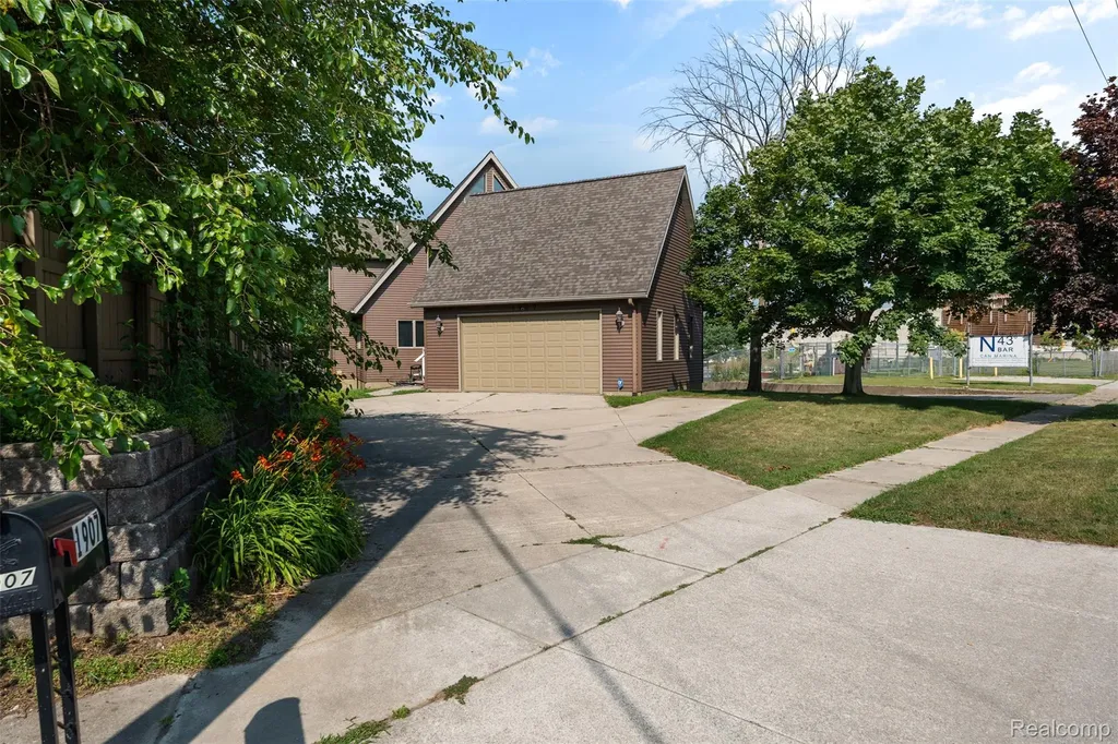1907 Riverside Drive Port Huron City MI 48060