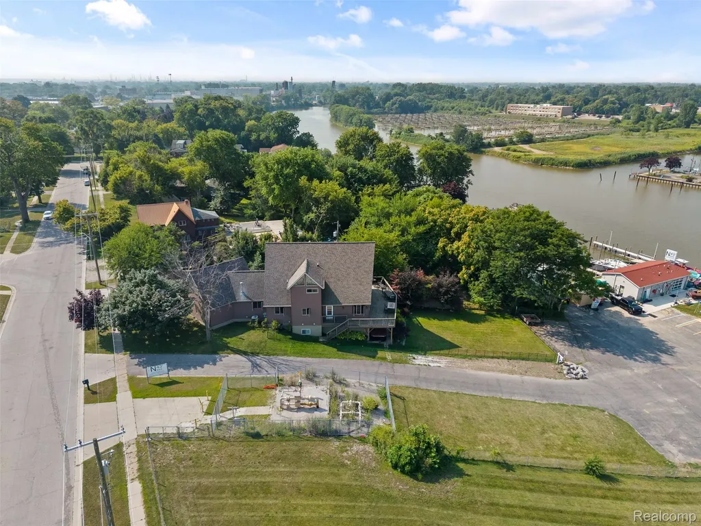 1907 Riverside Drive Port Huron City MI 48060