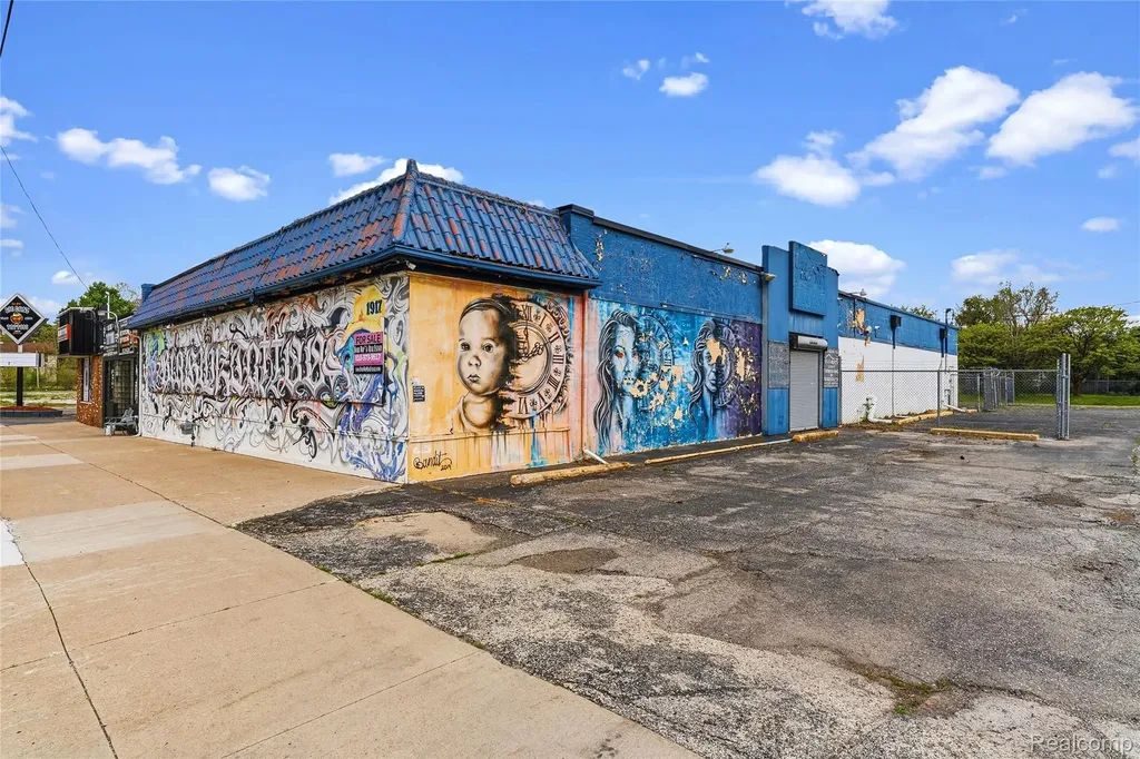 1917 Davison Road Flint City MI 48506