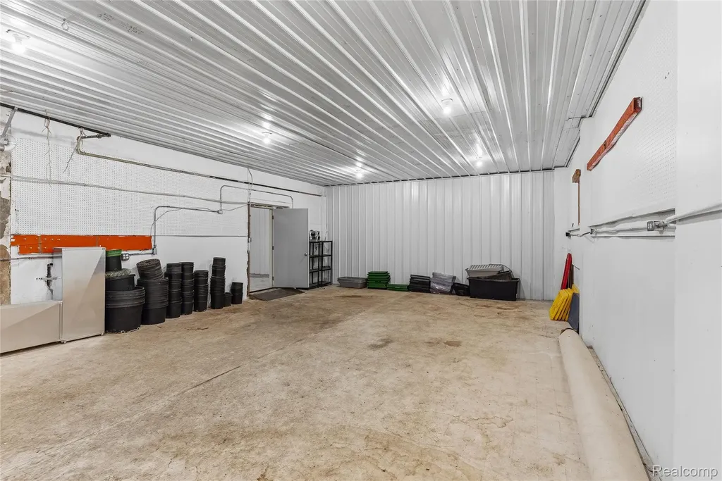 1917 Davison Road Flint City MI 48506