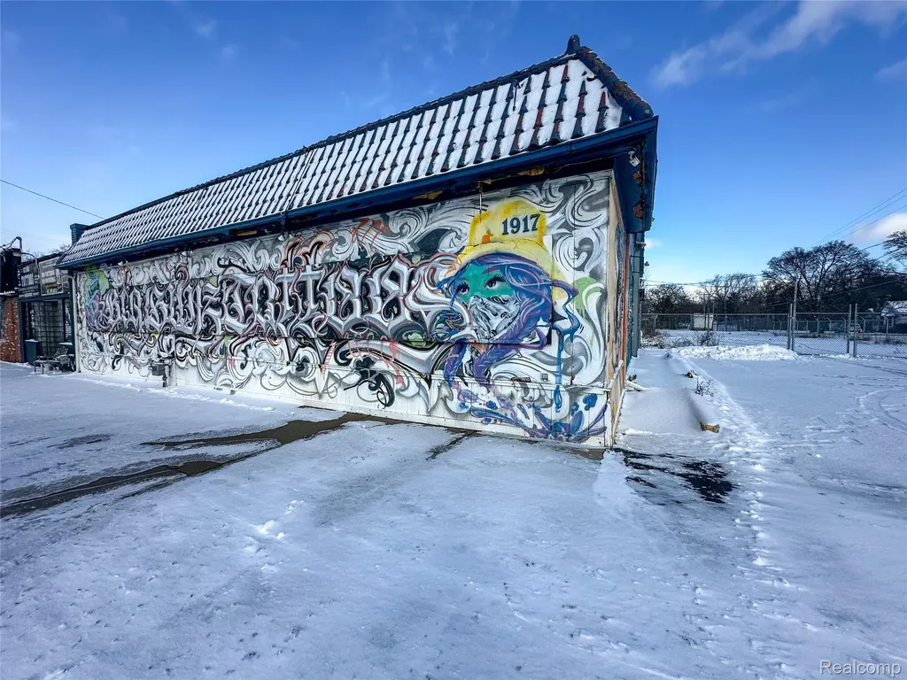 1917 Davison Road Flint City MI 48506