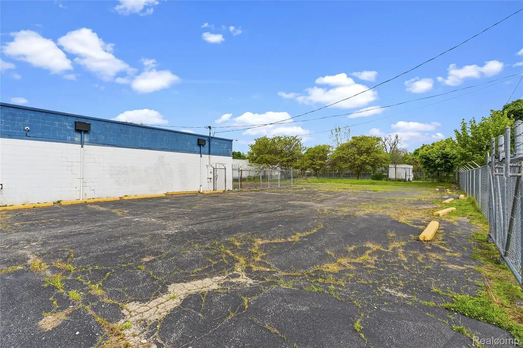 1917 Davison Road Flint City MI 48506