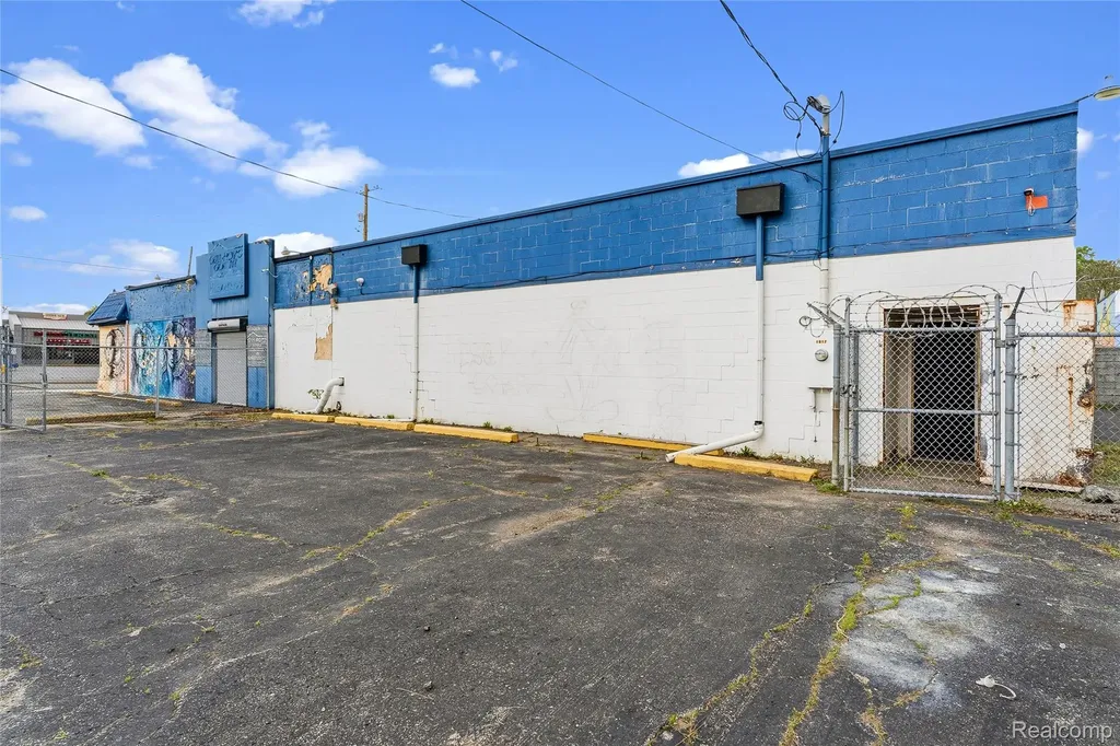 1917 Davison Road Flint City MI 48506