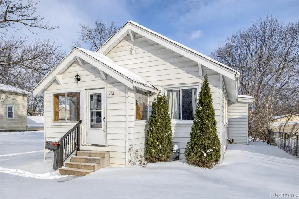 724 Robinwood Street Pontiac City MI 48340