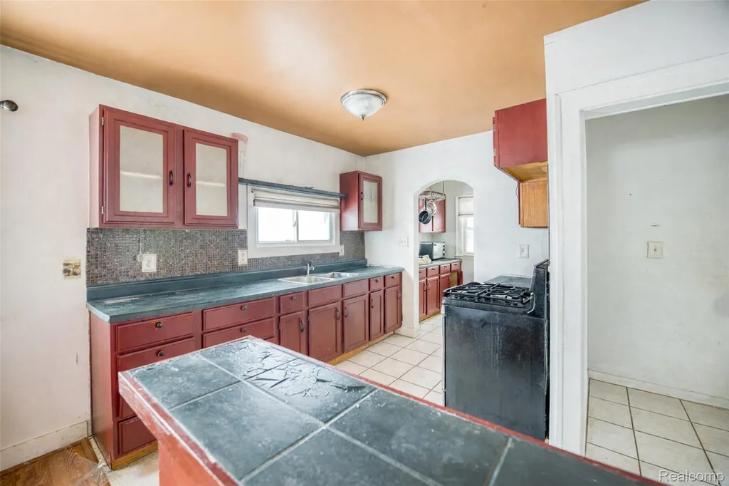 724 Robinwood Street Pontiac City MI 48340