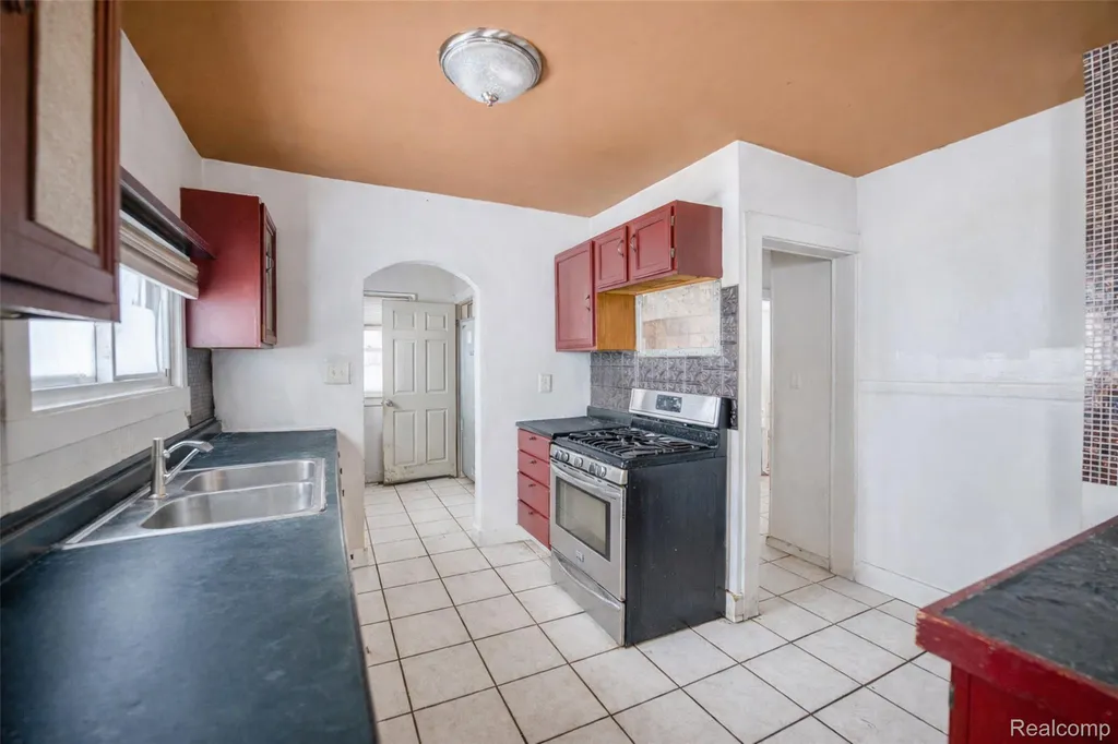 724 Robinwood Street Pontiac City MI 48340