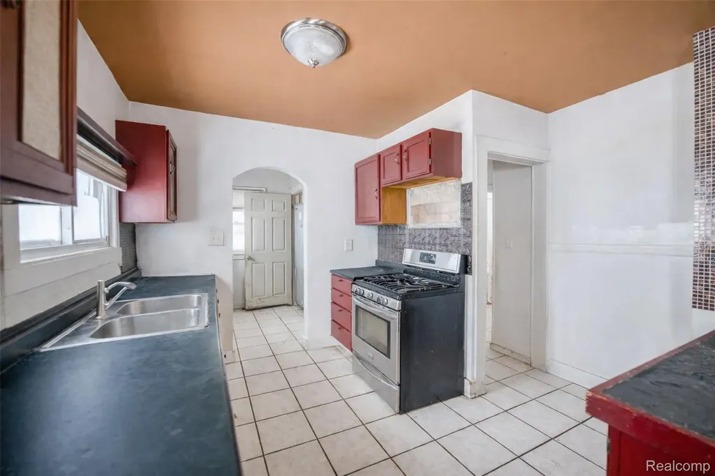724 Robinwood Street Pontiac City MI 48340