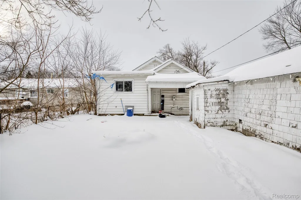 724 Robinwood Street Pontiac City MI 48340