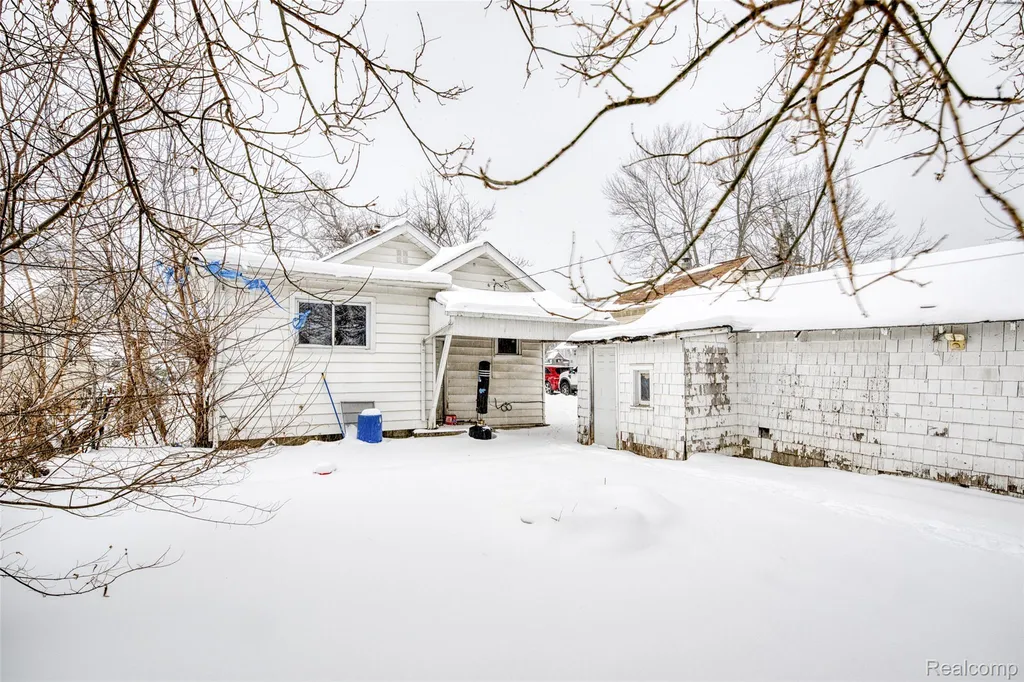 724 Robinwood Street Pontiac City MI 48340