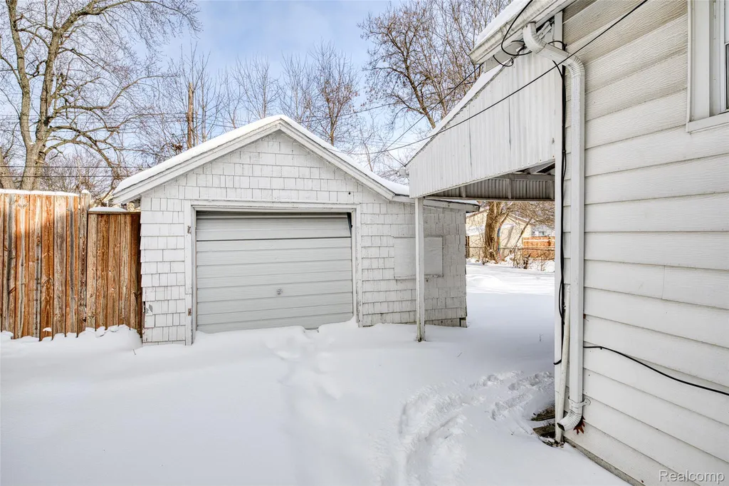 724 Robinwood Street Pontiac City MI 48340