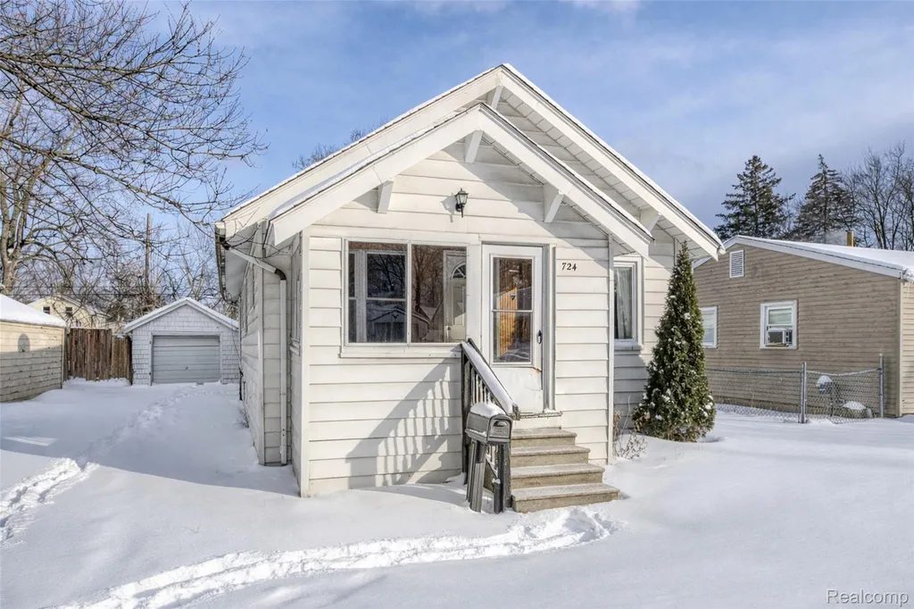 724 Robinwood Street Pontiac City MI 48340