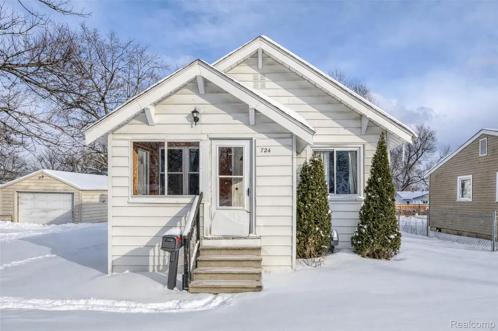 724 Robinwood Street Pontiac City MI 48340