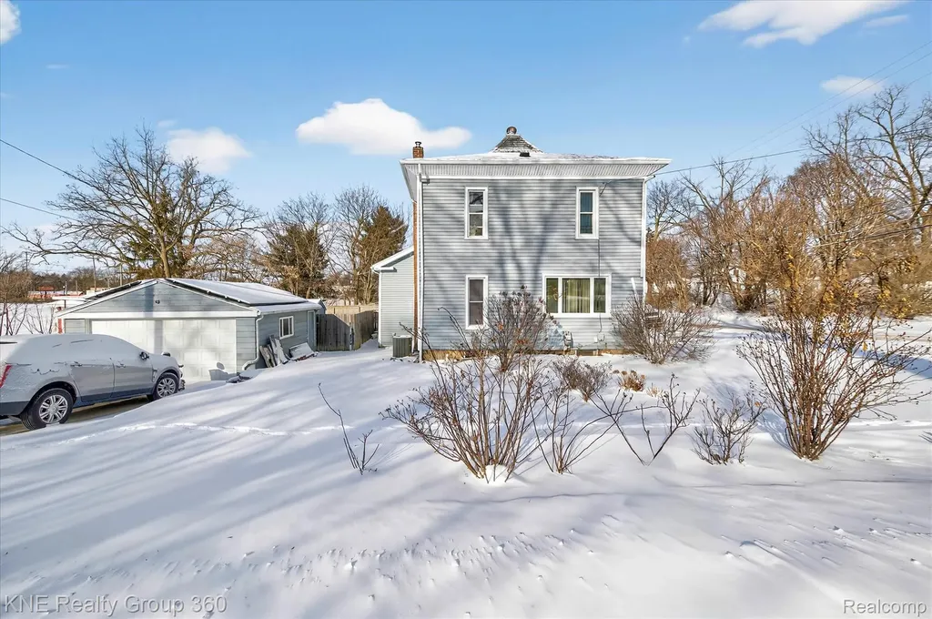 121 Livingston Street Howell City MI 48843
