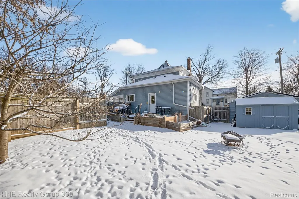 121 Livingston Street Howell City MI 48843