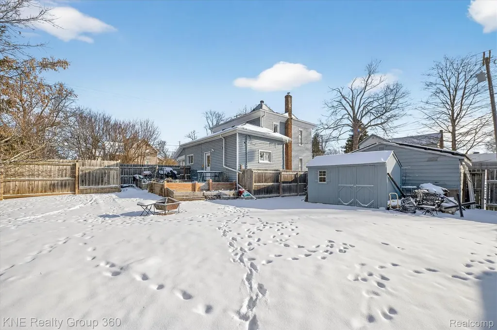 121 Livingston Street Howell City MI 48843