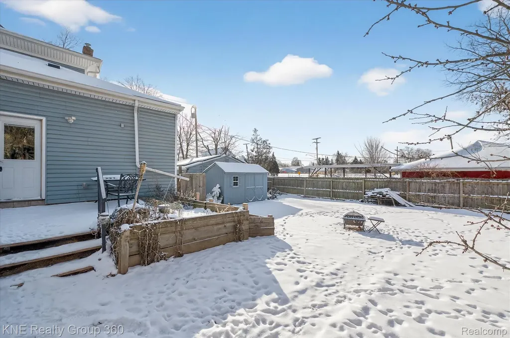 121 Livingston Street Howell City MI 48843